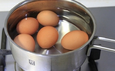 煮鸡蛋鸡蛋壳怎样不裂开 鸡蛋一煮就裂开怎么办