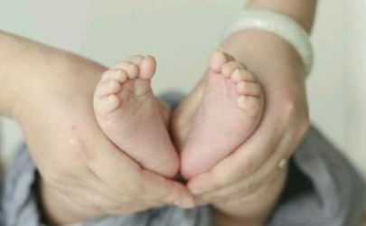 为什么宝宝生下来身上有好多白色的 宝宝身上的胎脂可以自己吸收吗