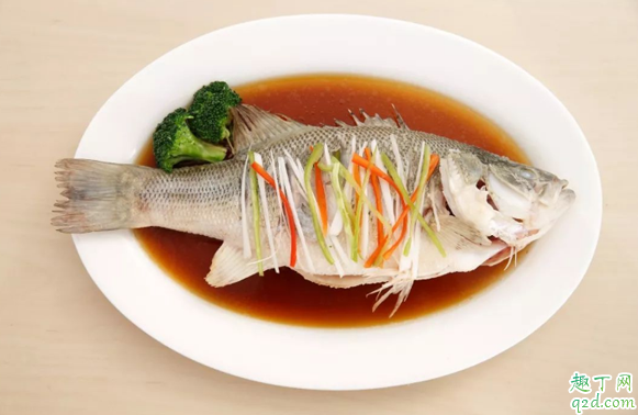 蒸鱼为什么要放个筷子 蒸鱼下面放筷子比较容易熟吗3
