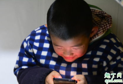 孩子什么年龄适合玩手机 孩子玩手机最多是多长时间4