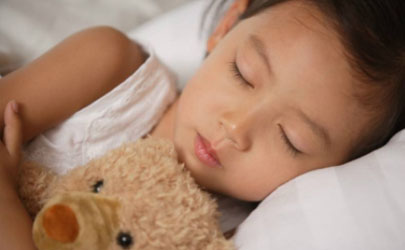 为什么宝宝想睡却拼命反抗 什么时间是宝宝睡觉的最佳时间