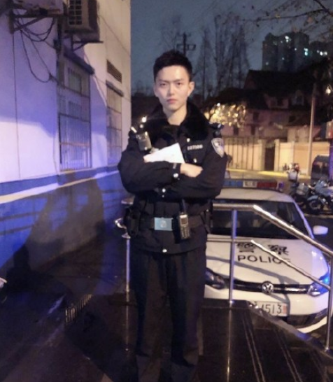 周世奇警察照片生活照无水印 上海最帅警察周世奇正面照11