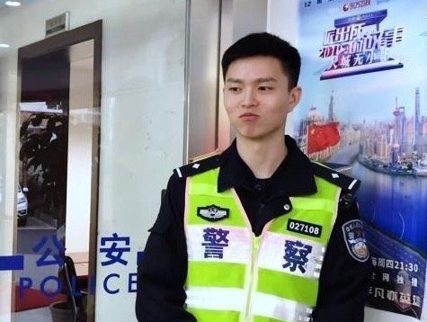 周世奇警察照片生活照无水印 上海最帅警察周世奇正面照7