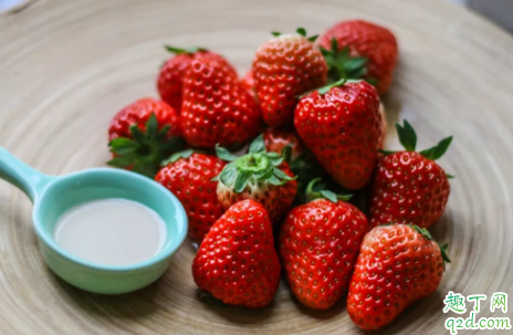 抖音炼乳草莓怎么做 网红草莓炼乳冻做法教程2