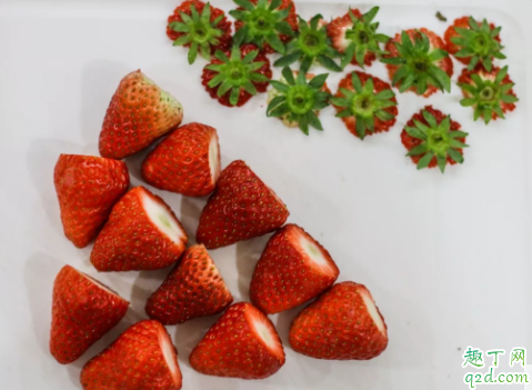 抖音炼乳草莓怎么做 网红草莓炼乳冻做法教程3