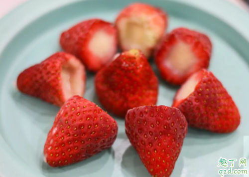抖音炼乳草莓怎么做 网红草莓炼乳冻做法教程1