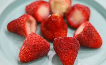 抖音炼乳草莓怎么做 网红草莓炼乳冻做法教程