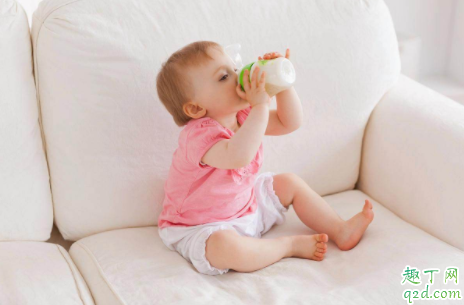 宝宝|宝宝没吃晚饭睡前可以喝牛奶吗 宝宝睡前喝牛奶有什么危害