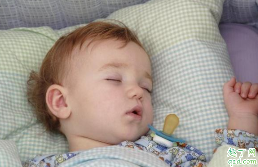 宝宝几个月可以用定型枕 宝宝使用定型枕头有什么好处 4