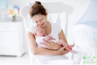 哺乳期恢复例假还能喂奶吗 哺乳期妈妈多久来月经正常 3