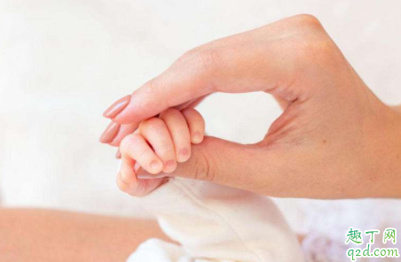如何给一岁以内的宝宝剪指甲 一岁内的宝宝多久修剪一次指甲 1
