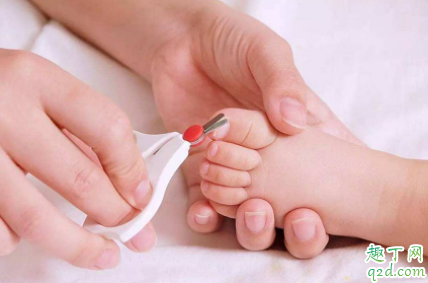 如何给一岁以内的宝宝剪指甲 一岁内的宝宝多久修剪一次指甲 4
