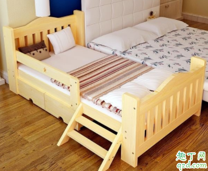 要不要让新生儿自己睡小床 怎么给宝宝选择小床 3
