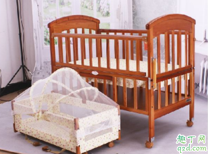 要不要让新生儿自己睡小床 怎么给宝宝选择小床 2