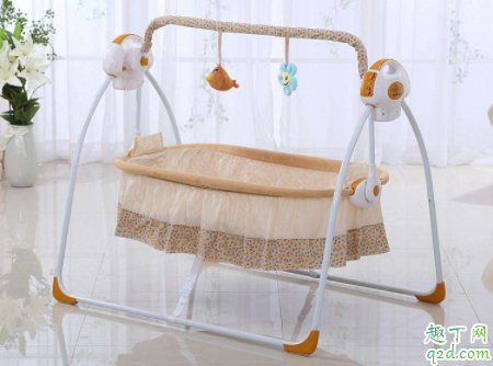 要不要让新生儿自己睡小床 怎么给宝宝选择小床 1