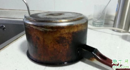 铁炒锅外面黑垢怎么去除 炒锅外面的油烟怎么处理3