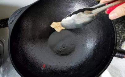 新铁锅锅底烧黑了怎么办 为什么锅底一烧就黑