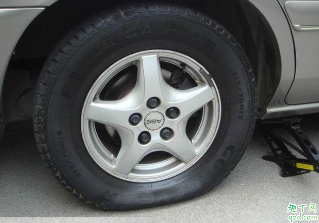 汽车轮胎多长时间充一次气 如何判断车胎是否缺气 2
