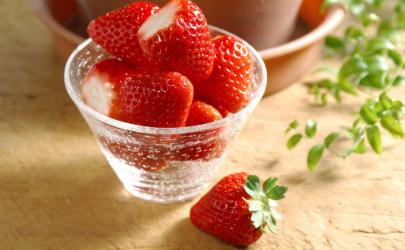 草莓可以用酒精消毒吗 草莓喷酒精能吃吗
