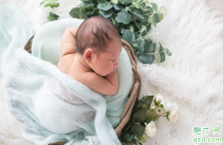 8个月宝宝身高多少正常 8个月宝宝喂夜奶会影响发育吗1