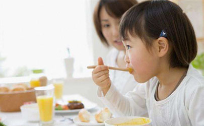 一岁宝宝一天吃多少餐合适 一岁宝宝需要加餐吗