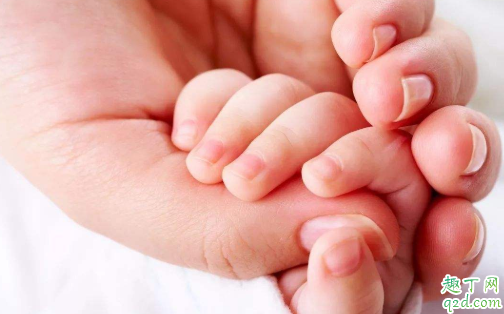 满月的小孩可以剪指甲吗 新生儿出生几天可以剪指甲3