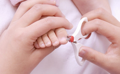 满月的小孩可以剪指甲吗 新生儿出生几天可以剪指甲