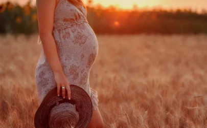 孕晚期走路肚子发硬是不是不能走 孕晚期走路肚子硬是缺氧吗