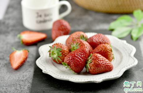 种草莓可以浇牛奶吗 牛奶浇草莓有什么作用3