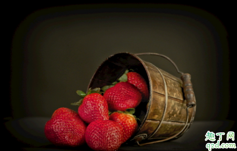 草莓吃起来一股农药味正常吗 怎么区分草莓打药没4