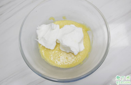 蛋黄糊和蛋白霜融合成水状怎么回事 面糊和蛋白搅拌为什么打成水1