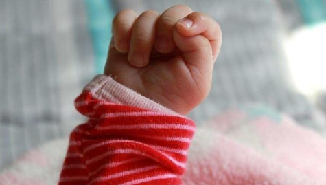 宝宝|宝宝小手喜欢握拳正常吗？需警惕！三个月是分界线！