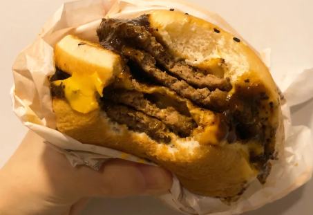 麦当劳脆脆黑椒汉堡新品尝鲜，香港门店出新品的速度爱了！3