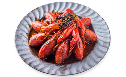 小龙虾越红越好吗？红的大多肉少口感差！