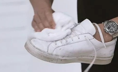 如何清理白鞋边磨的黑