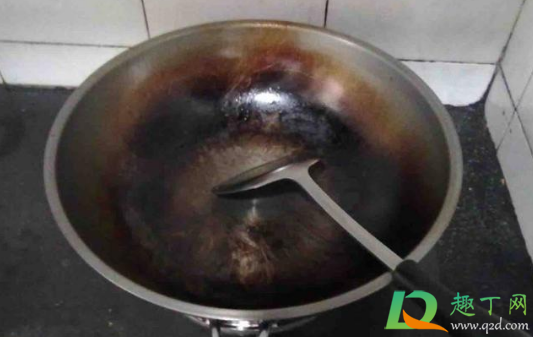 锅背面的黑垢是什么 