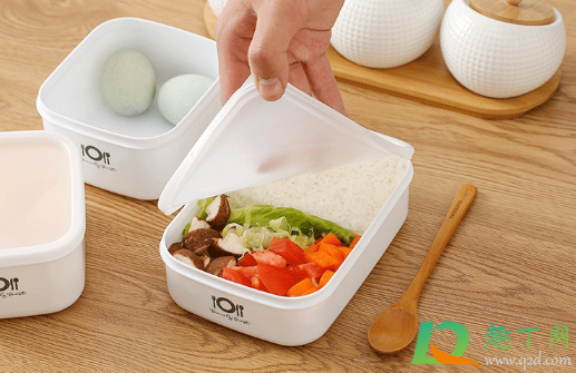 塑料饭盒可以装热菜热饭吗3