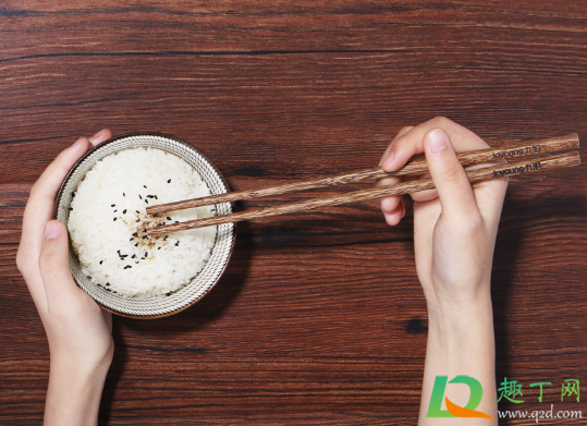 煮筷子|为什么煮木筷子的水是绿色的