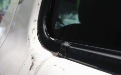 汽車窗戶縫隙臟怎么清理