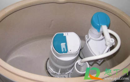 厕所|冲厕所的水箱下面漏水怎么办