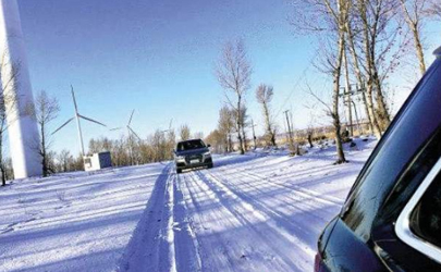 下雪天开车是跟前车印记走还是自己走好