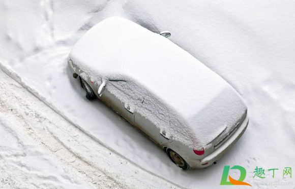 车上的积雪是自然化掉好还是扫掉好1