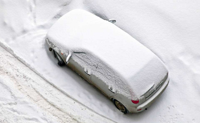 车上的积雪是自然化掉好还是扫掉好