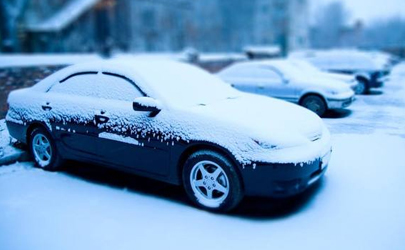 车上的积雪能用布擦吗