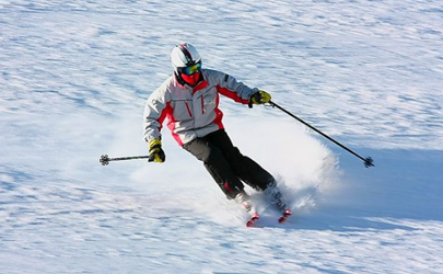 滑雪是穿冲锋衣好还是滑雪服好