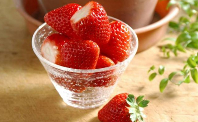 草莓用什么洗才能洗干净