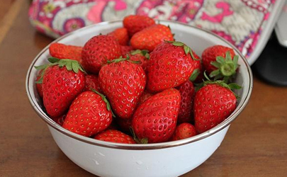 草莓不红但是很甜为什么