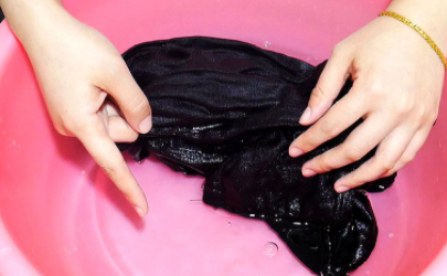 黑衣服洗的发白怎么能变黑