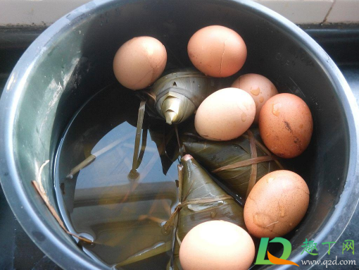 粽子|粽子里煮鸡蛋需要把鸡蛋打碎吗