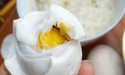生咸蛋怎么取蛋黄包粽子4